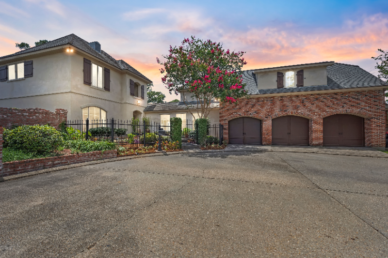 Lafayette House: 118 W Bayou Parkway