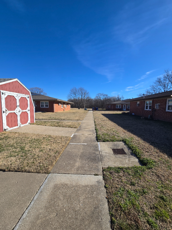 Sarcoxie Apartment: 400 E. High