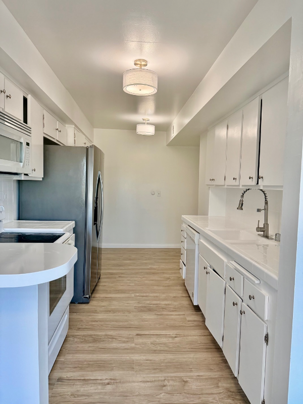 Encino Apartment: 17440 Burbank Blvd