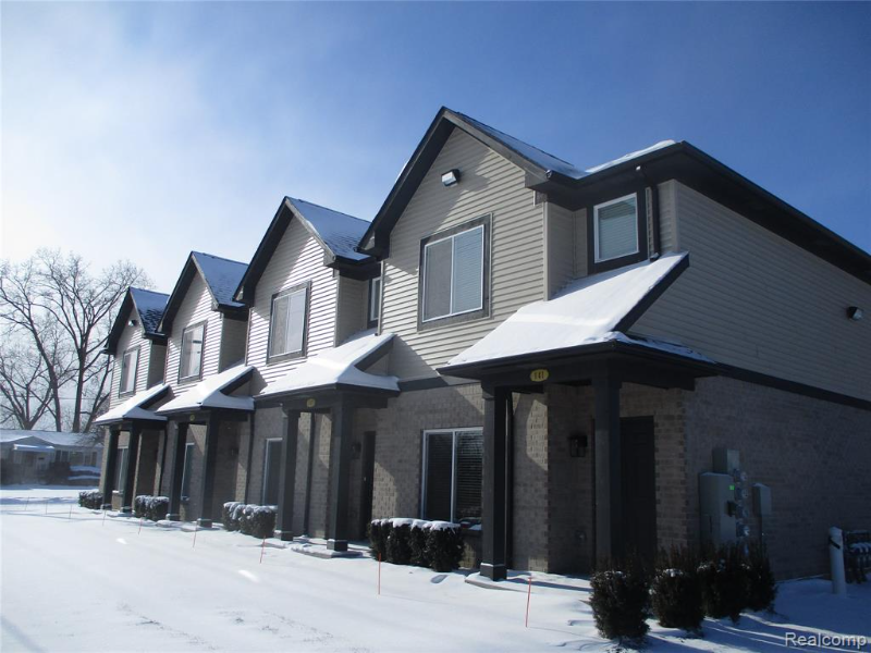 Romeo Townhome: 153 Spring St