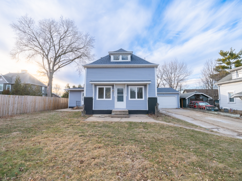 Pekin House: 729 S 7th Street