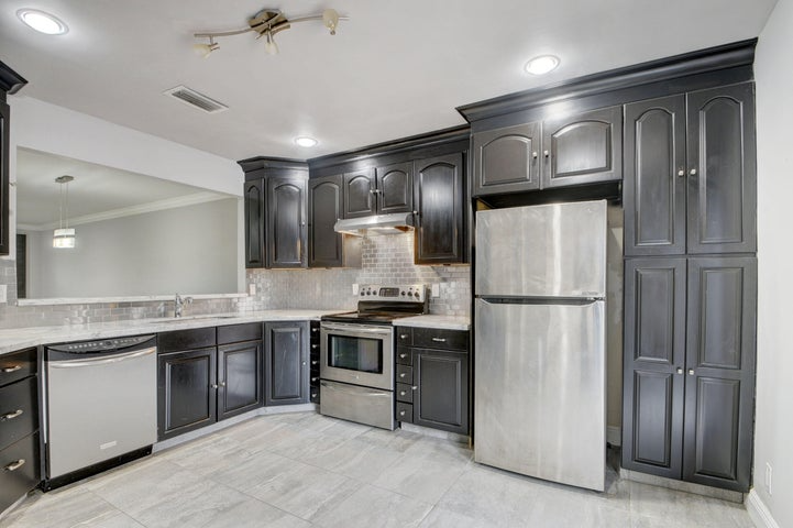 Greenacres Townhome: 1105 Maplewood Drive,