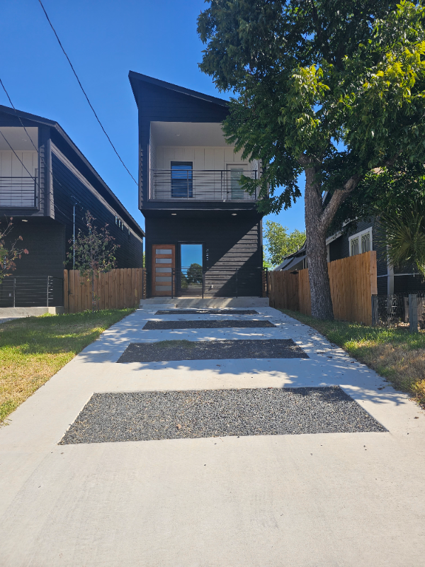 San Antonio House: 325 Porter St