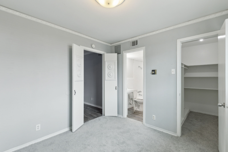 Dallas Apartment: 409 E 9th St.