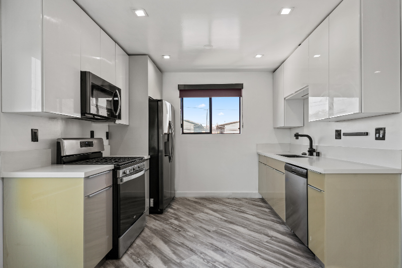 Los Angeles Apartment: 5667 La Mirada Avenue