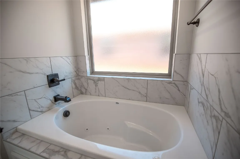 Moore House: 1621 NE 33rd St,