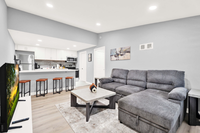 Rochester Apartment: 6 Roanoke Ln