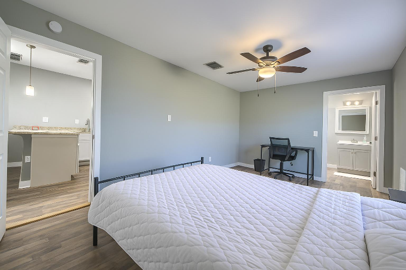 San Antonio House: 427 East Southcross