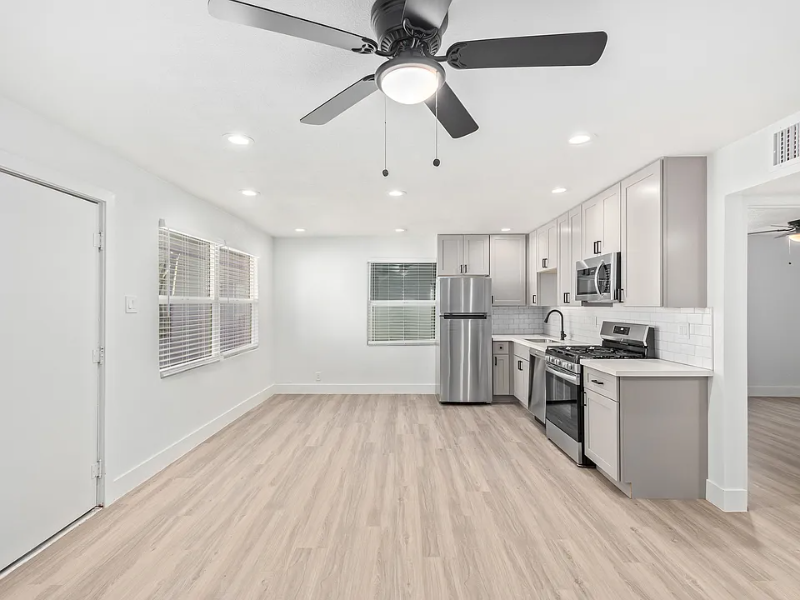 Chandler Apartment: 498 N Arizona Ave, Chandler