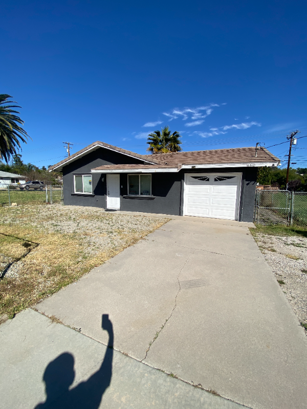Lake Elsinore House: 16510 Lakeshore Drive