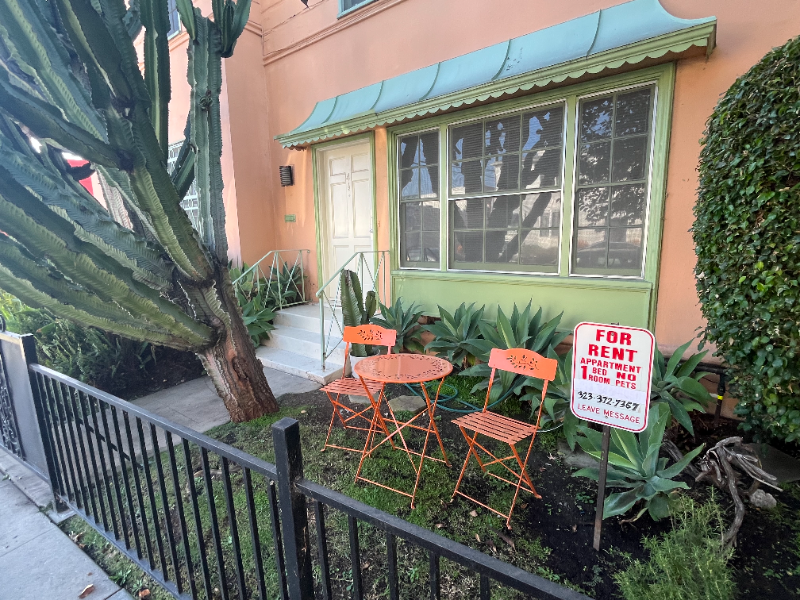 Los Angeles Apartment: 141 1/2 S Sweetzer Ave