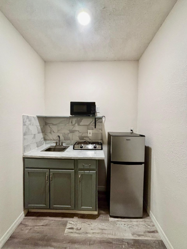 Orlando House: 8130 Rolling Log Dr, Orlando, FL 32817