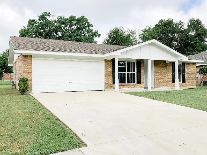 DeRidder House: 2205 Mustang St.