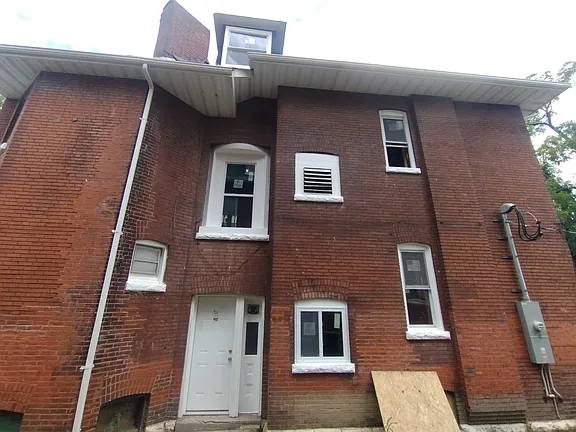 St. Louis House: 4266 Washington St