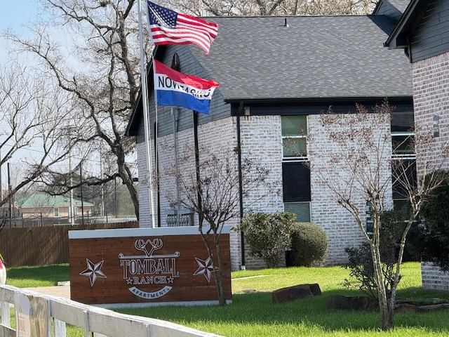 TOMBALL Apartment: 327 W Hufsmith Rd