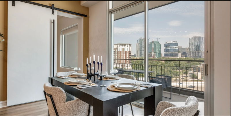 Dallas Apartment: 1100 Oaklawn Ave
