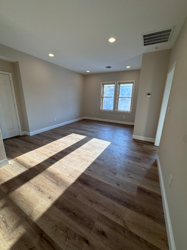 Woodstock Apartment: 213 W. Court St. Apt. 4