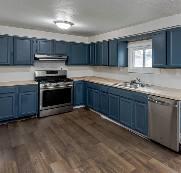 Toledo House: 4440 Fairview Dr, Toledo, OH 43612