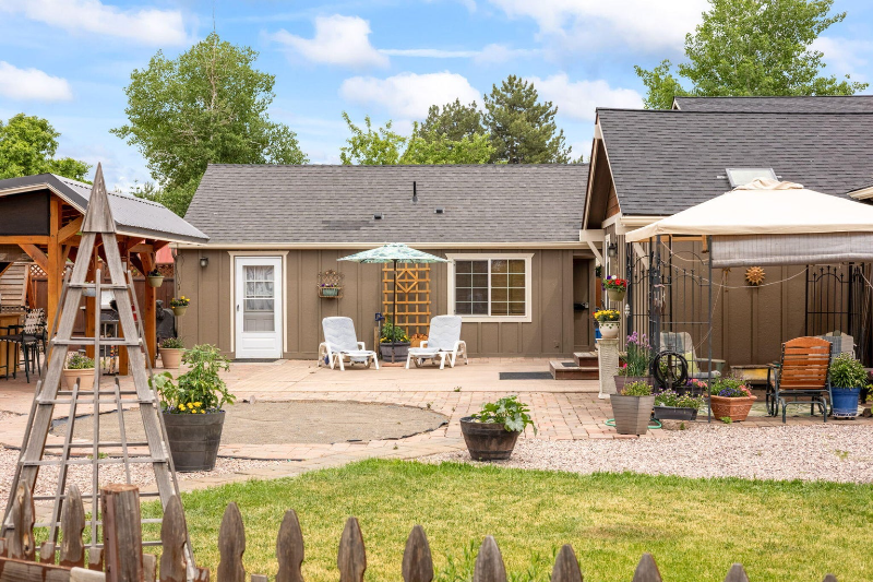Redmond Apartment: 233 nw cedar dr