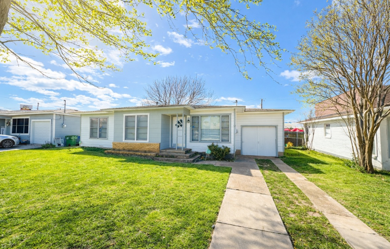 White Settlement House: 129 N Mcentire Ct