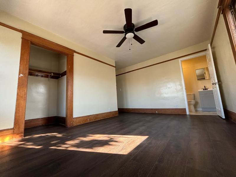 Los Angeles House: 526 W 49th St Los Angeles, CA 90037