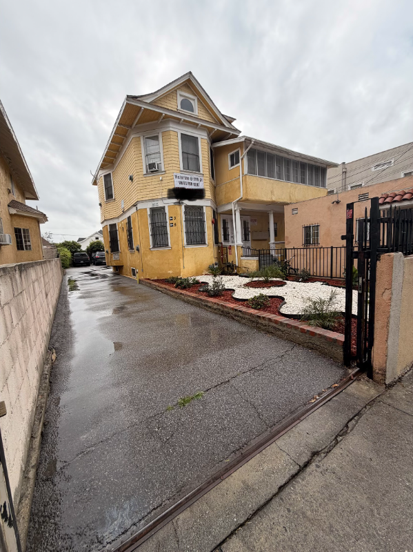 Los Angeles Apartment: 1820 West 11th St