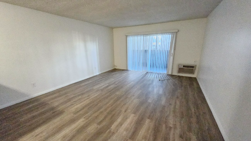 North Hollywood Apartment: 11030 Moorpark St