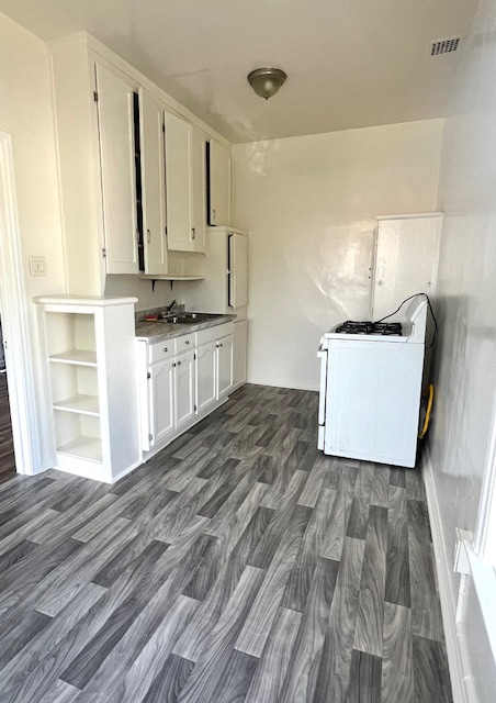 Los Angeles Apartment: 2329 Crenshaw Blvd. 207