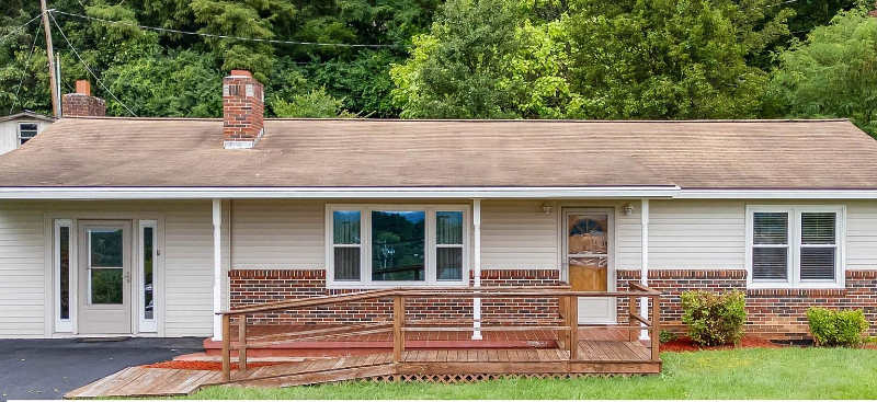 Blacksburg House: 3900 South Main St
