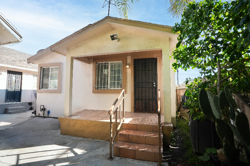 Los Angeles House: 1408 w 55th St