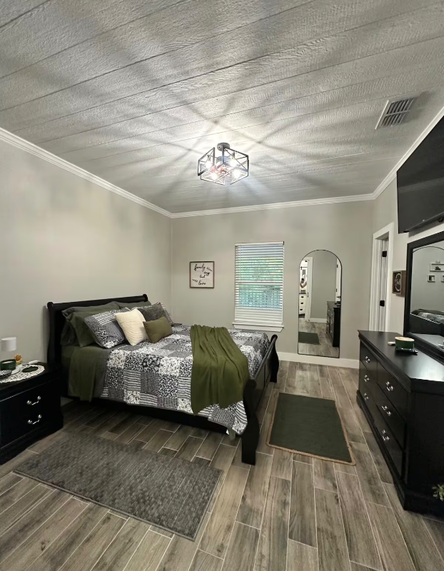 Lagrange House: 1135 red fox rd