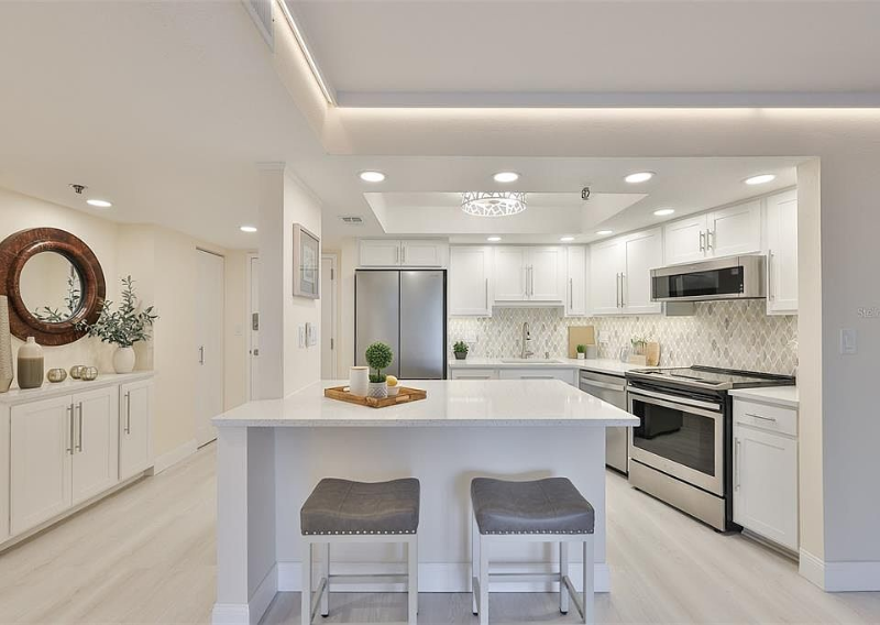 Saint Petersburg Apartment: 7430 Sunshine Skyway Ln S