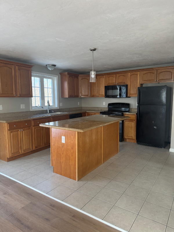 Worcester Townhome: 15 Honeysuckle rd