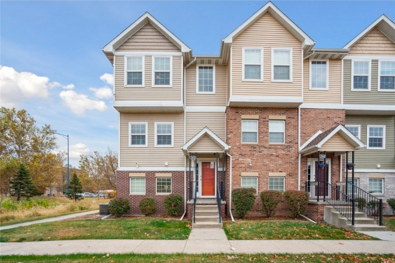 Des Moines Townhome: 2102 High St