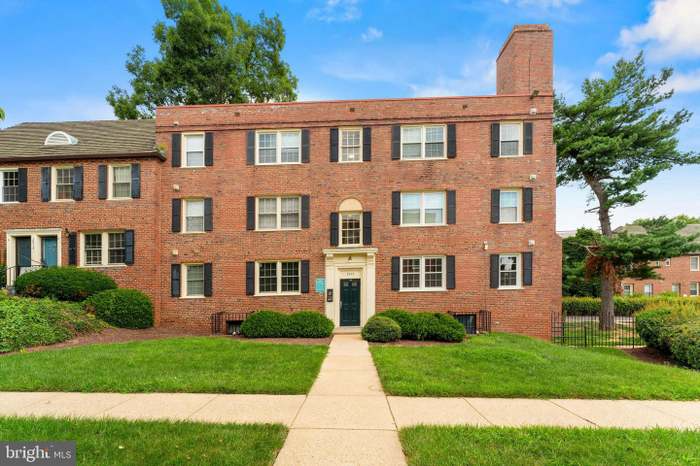 Washington Condo: 2016 37th Street SE