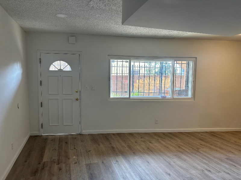 Los Angeles Apartment: 1317 W 97th St