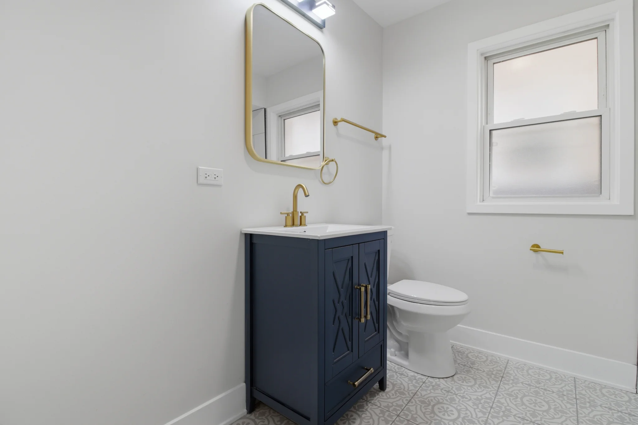 Chicago Apartment: 2521 W Farragut Ave Chicago IL