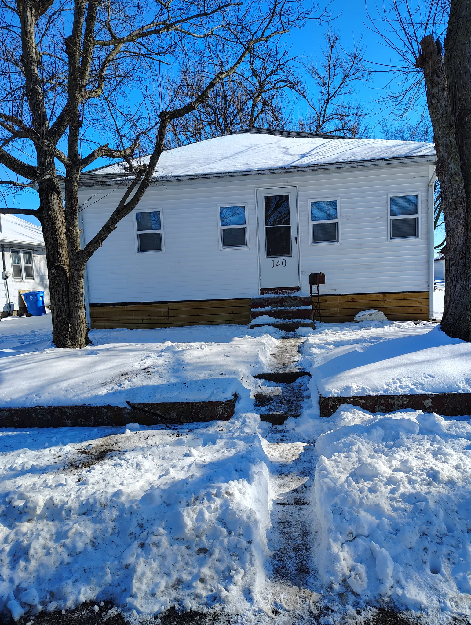 East Alton House: 140 Illinois St