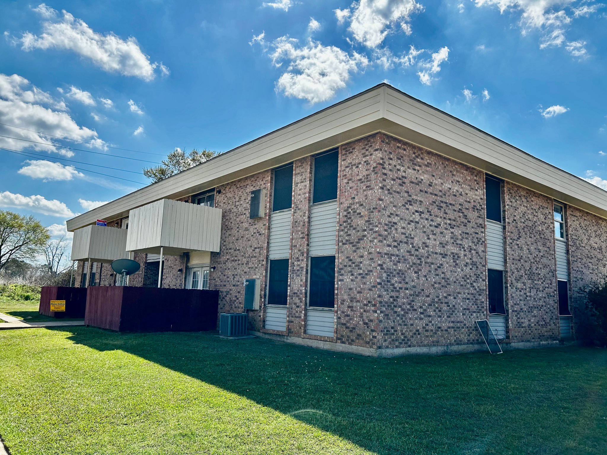 Deridder Condo: 305 Greenbriar Street