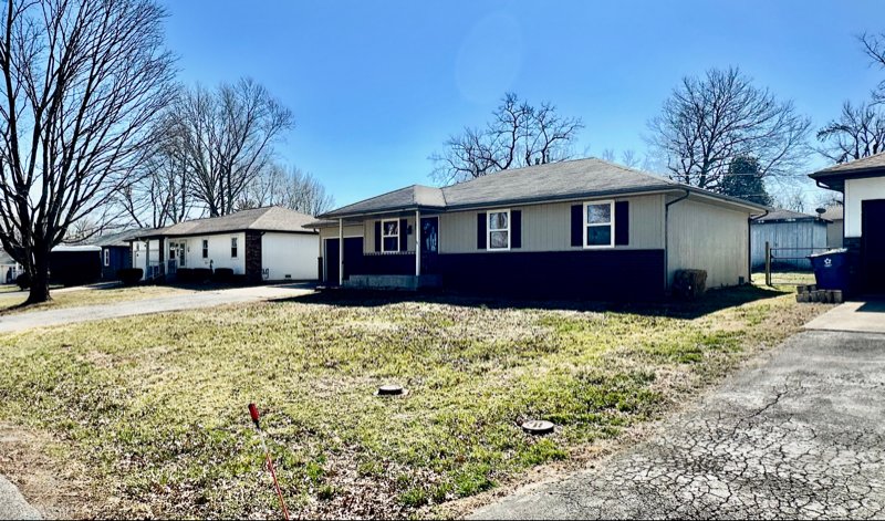 Nixa House: 404 E Elm St