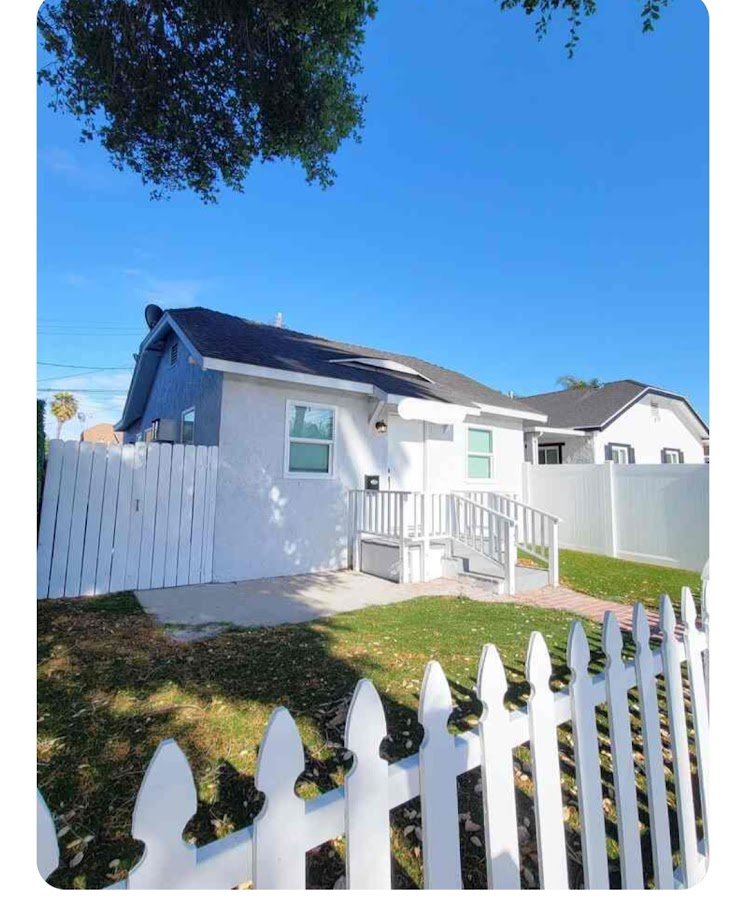 Torrance House: 720 Cota Ave
