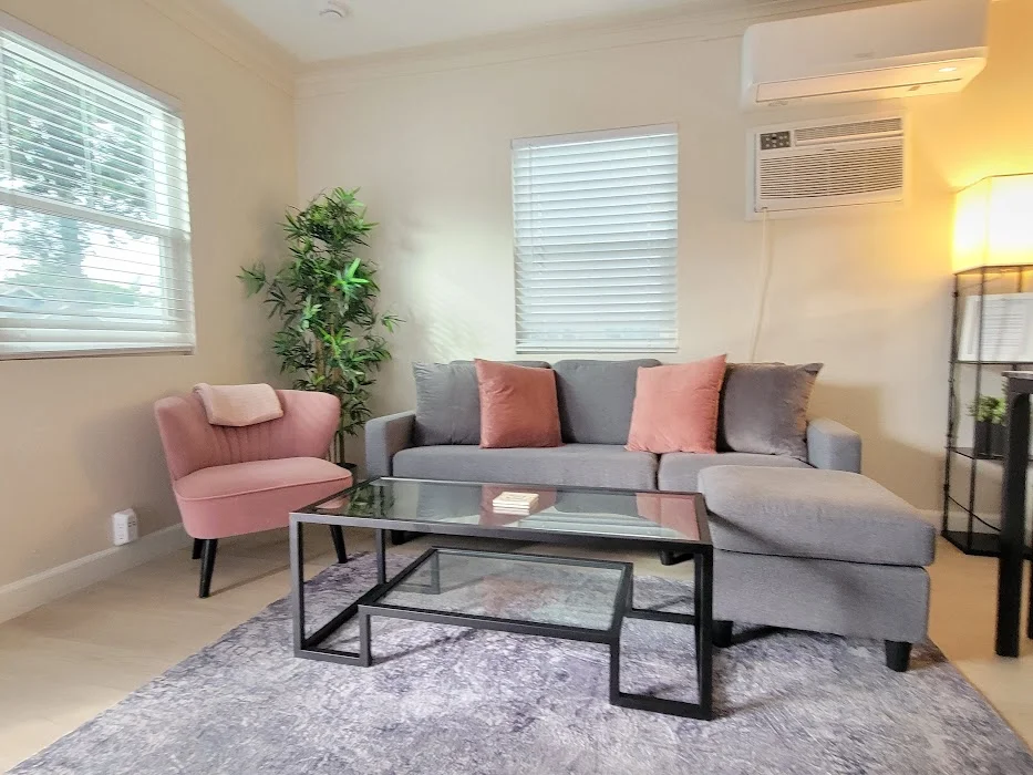 Torrance House: 720 Cota Ave