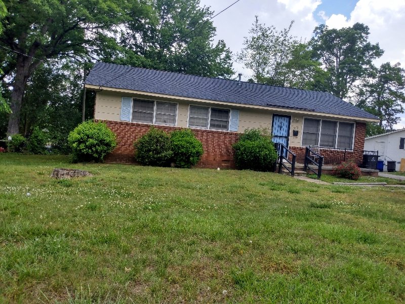 Winston Salem House: 409 Hemingway St