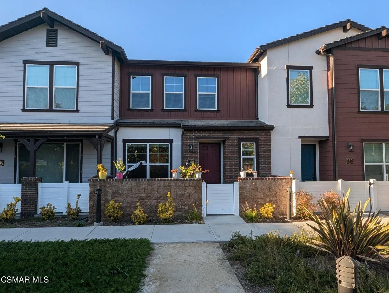 simi valley Townhome: 140 farmhouse drive