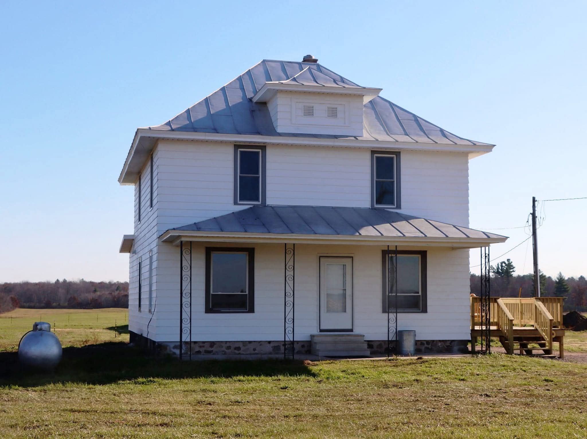 Bloomer House: 24223 County Highway AA
