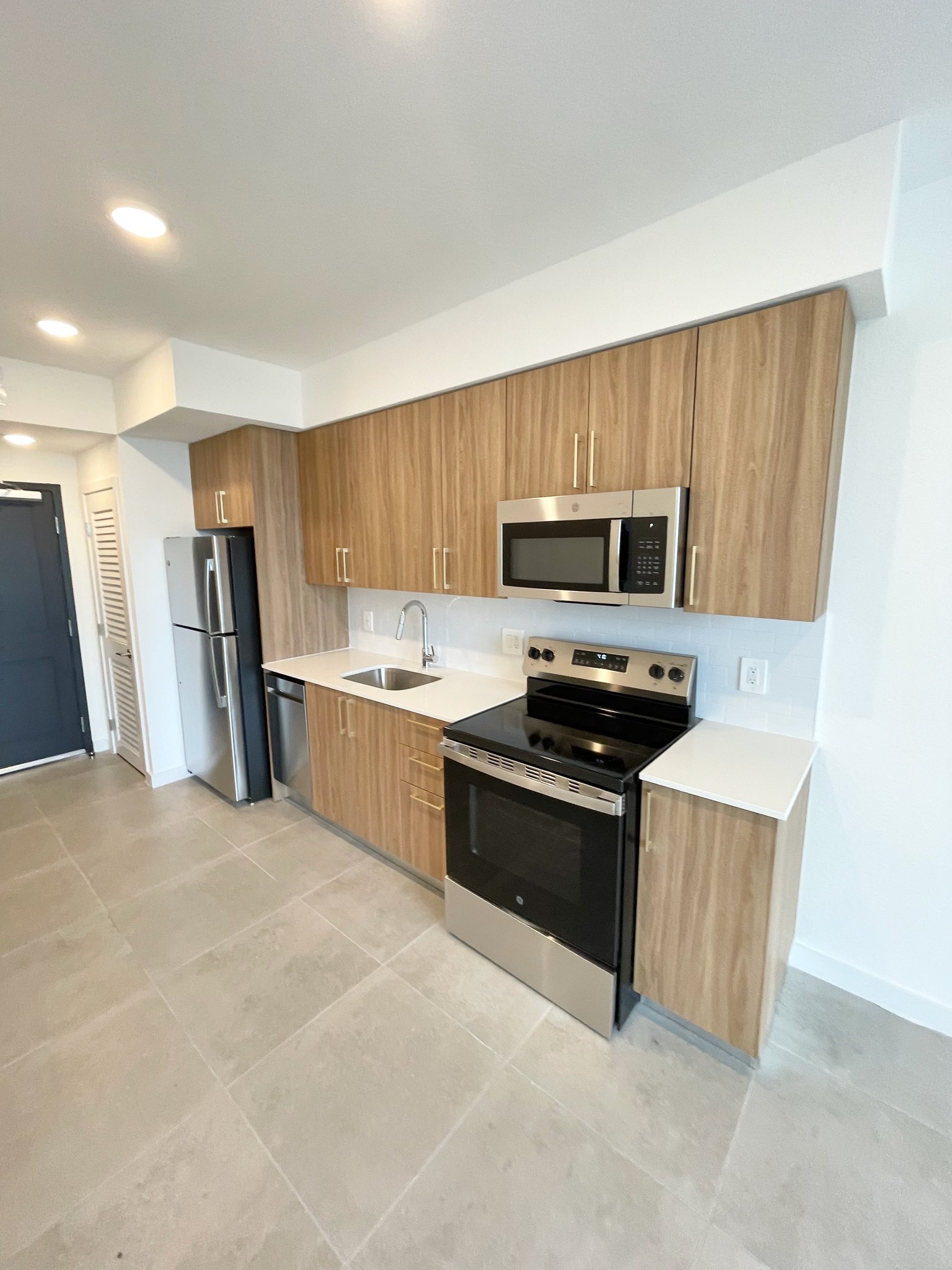 Hollywood Apartment: 1940 Van Buren Street