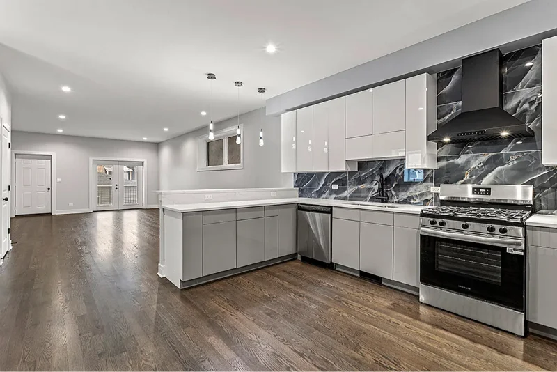 Chicago Apartment: 4827 S Saint Lawrence Ave