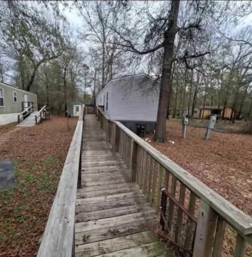 Livingston House: 380 Quailcrest