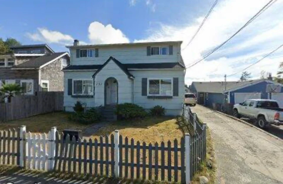 Seaside House: 717 10th Ave
