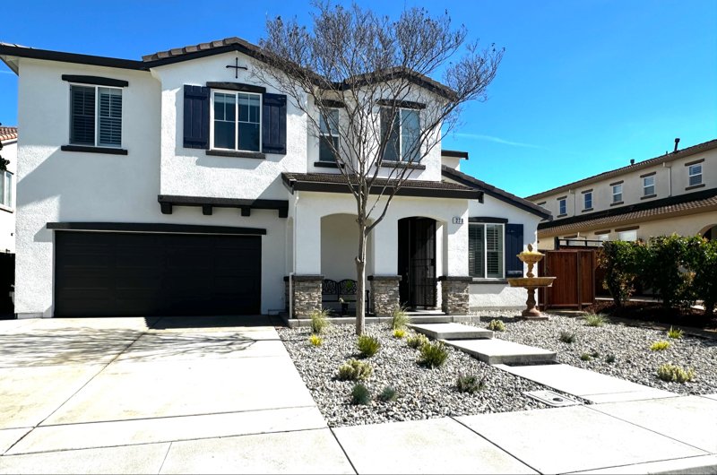 Oakley House: 230 Hearthstone Circle